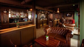 2 restaurants, servant le déjeuner et le souper; cuisine italienne