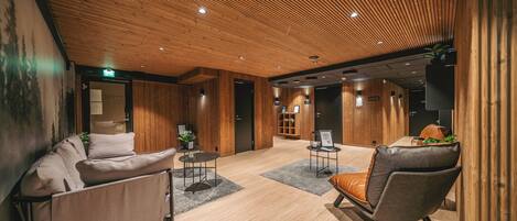Un interior moderno con paneles de madera, un mostrador de recepción, una zona de estar y un mostrador de recepción con un letrero.