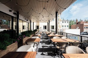 Hi ha 2 restaurants i s'hi serveixen esmorzars; plats de cuina italiana 