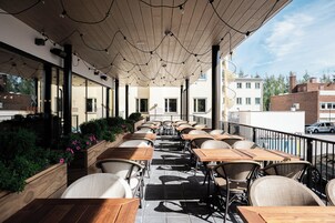 2 restaurants, breakfast, dinner served; Italian cuisine 