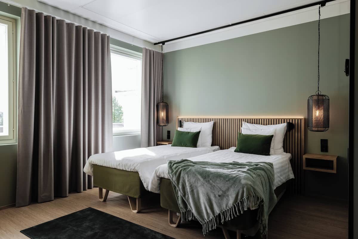 Tomannsrom – superior (extra bed possibility) | Safe på rommet, skrivebord, strykejern/-brett og wi-fi (inkludert)