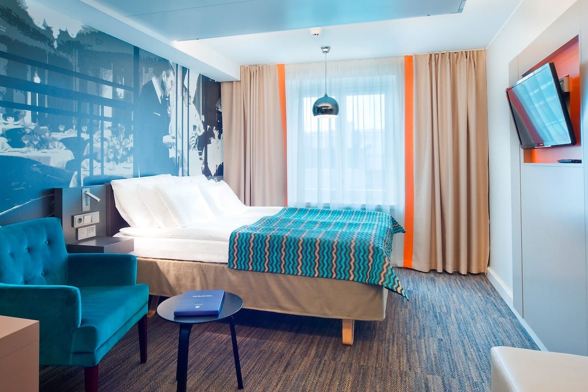Hypo-allergenic bedding, minibar, in-room safe, desk