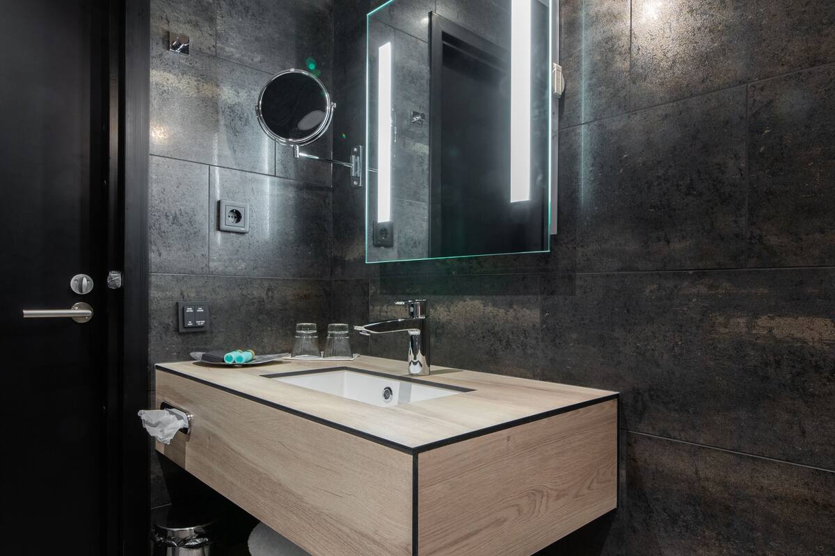 standard twin room | bathroom | deep-soaking bathtub, hair dryer, bidet, towels