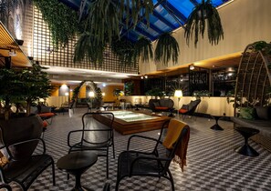 3 restaurantes; se sirve cocina italiana 