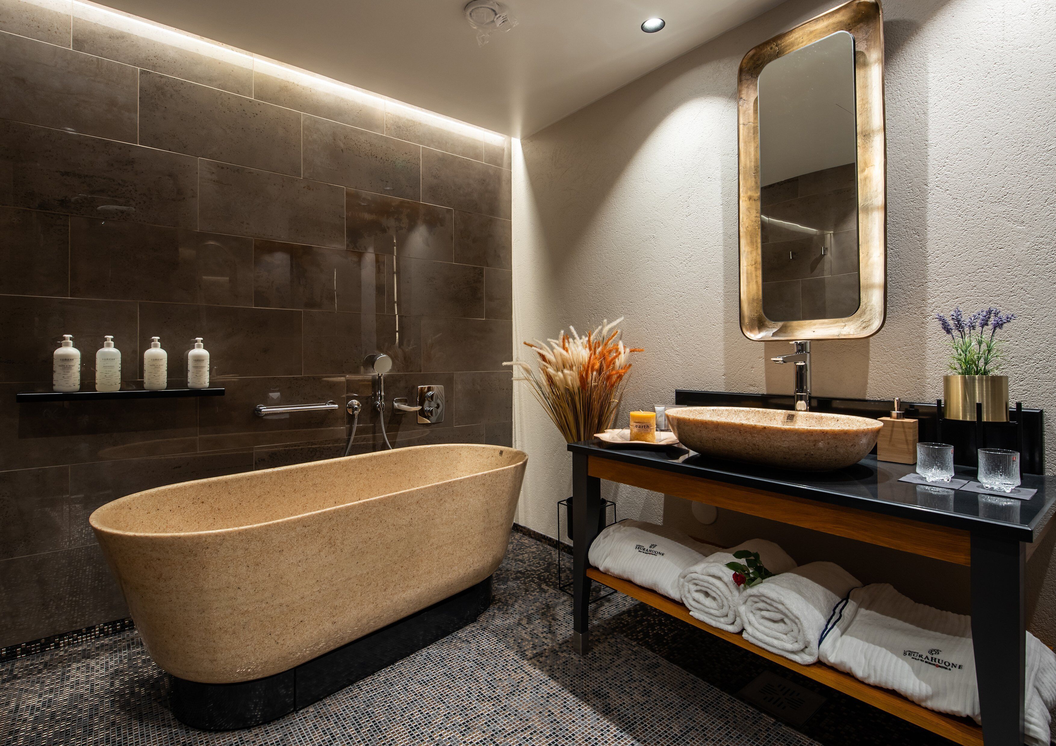 deep-soaking bathtub, hair dryer, bidet, towels