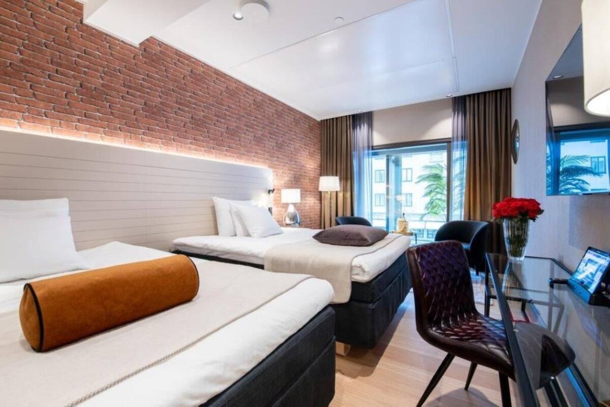 Ropa de cama hipoalergénica, minibar, caja fuerte y escritorio