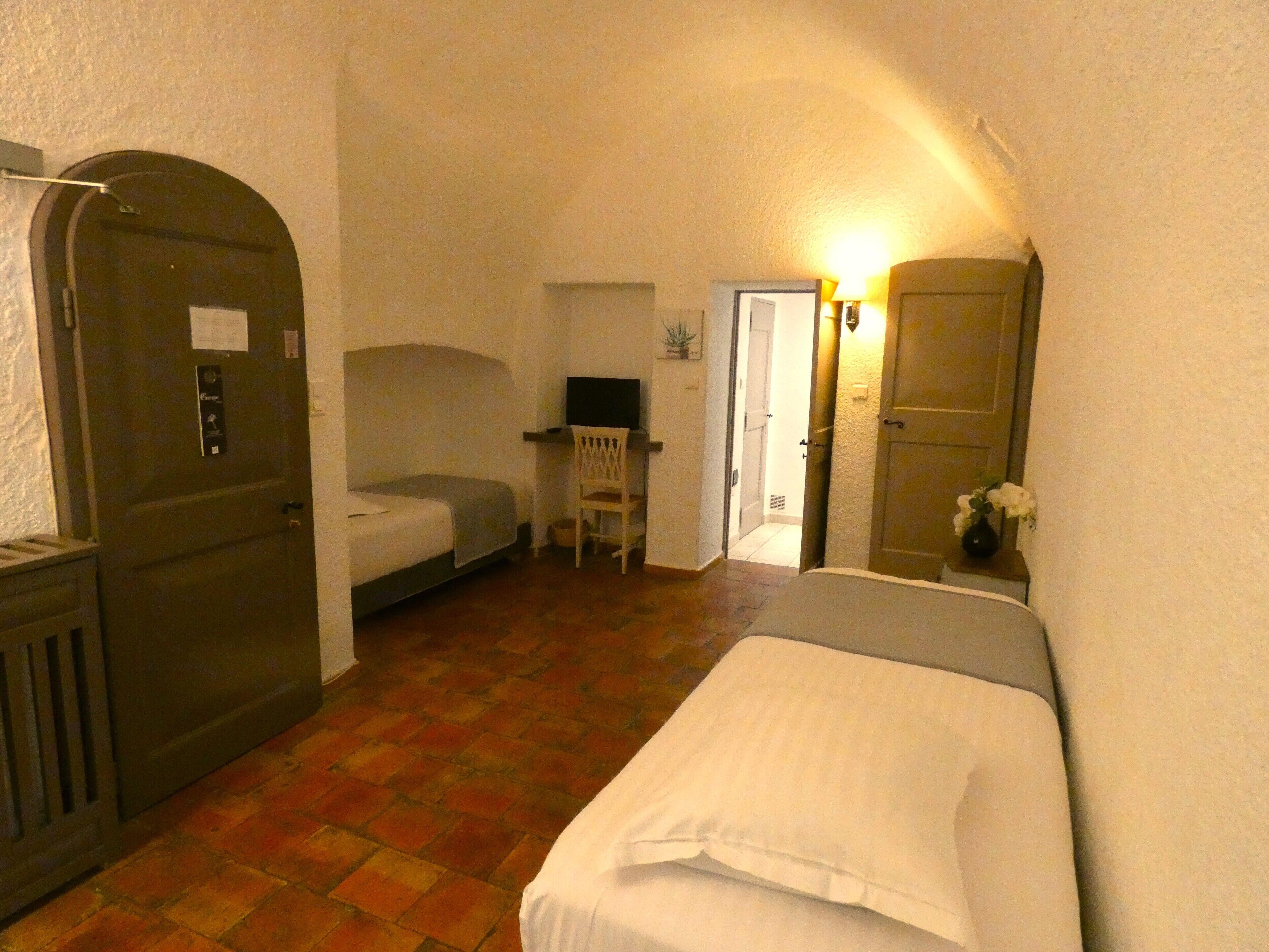 Familjesvit | Sängtillbehör av högsta kvalitet och värdeförvaringsskåp på rummet