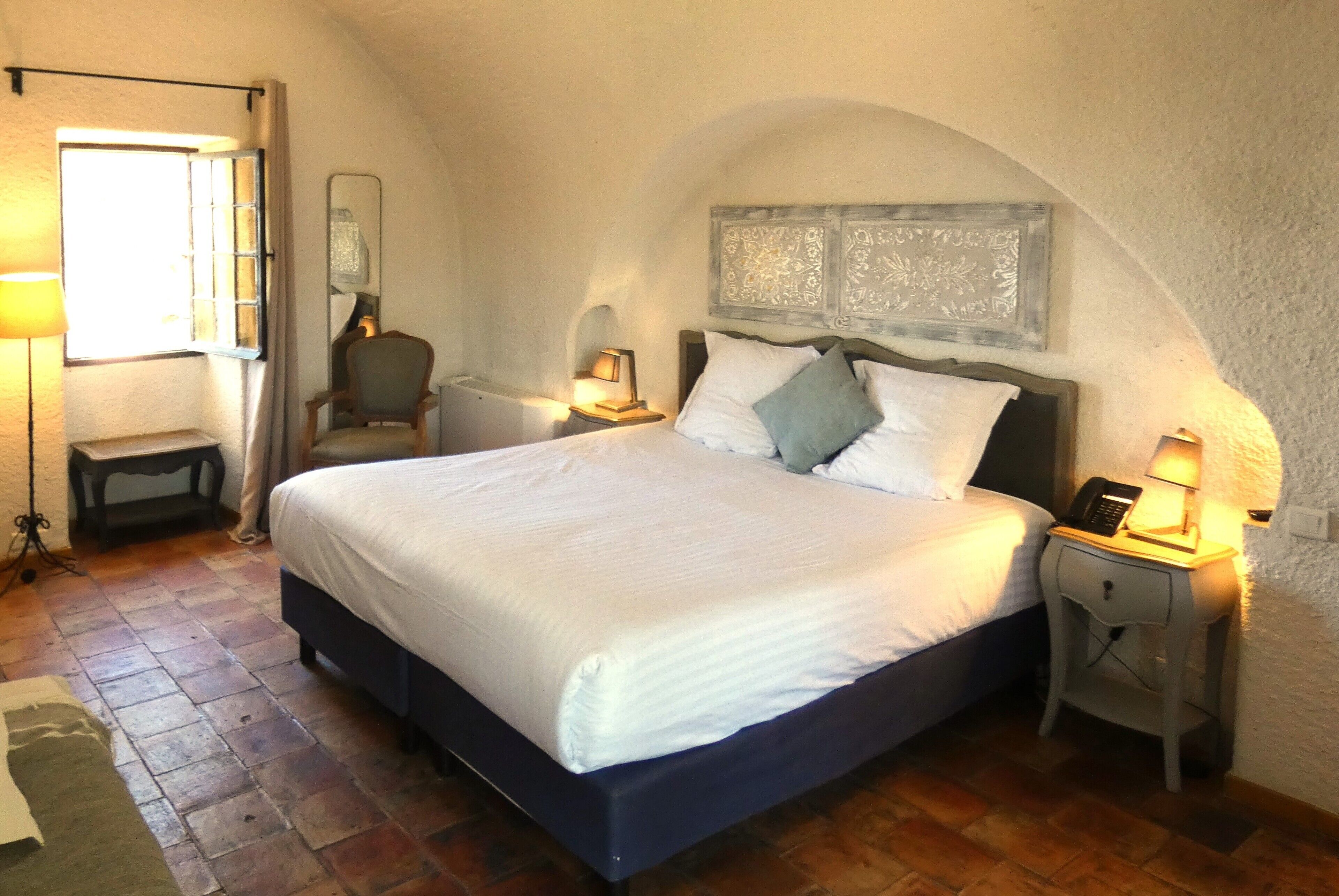 Classic dubbelrum | Sängtillbehör av högsta kvalitet och värdeförvaringsskåp på rummet