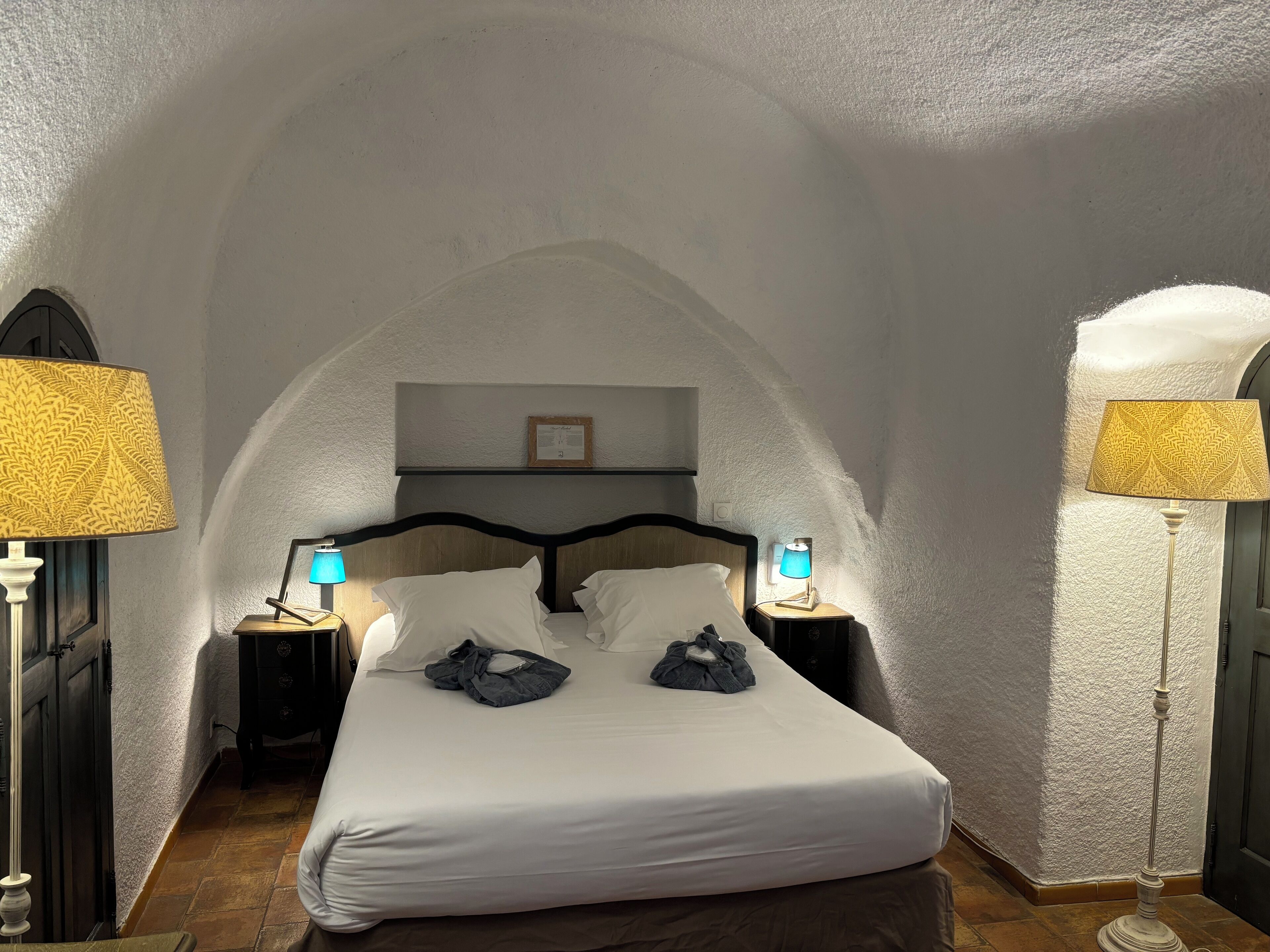 Svit Basic | Sängtillbehör av högsta kvalitet och värdeförvaringsskåp på rummet