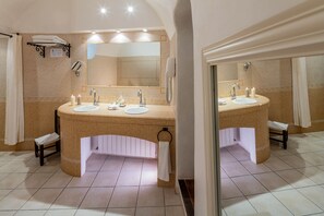 Deluxe Suite | Bathroom | Free toiletries, hair dryer, bathrobes, slippers