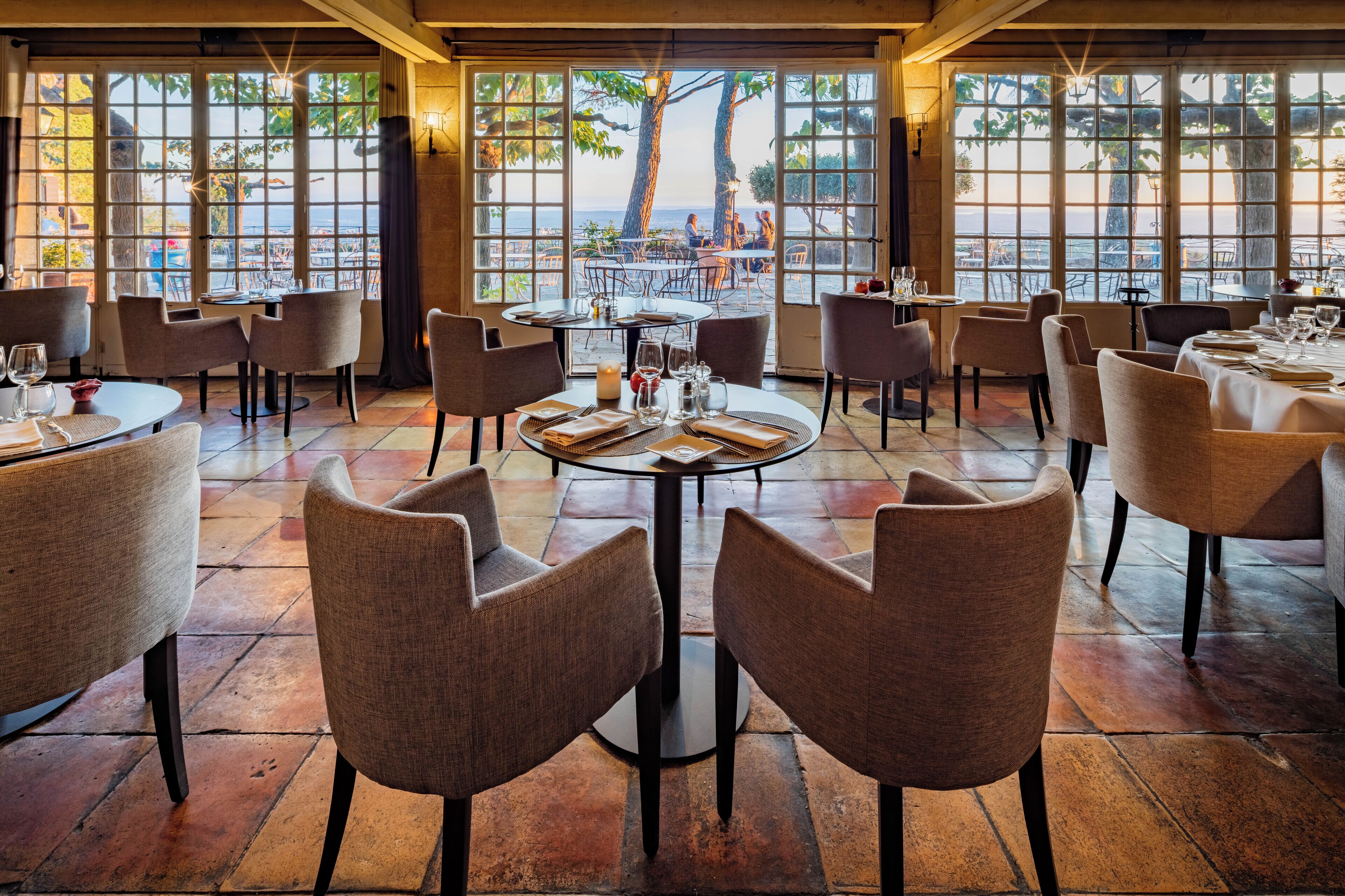 Dîner servi sur place, spécialités Cuisine française, vue sur le jardin 