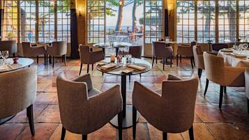 Dîner servi sur place, spécialités Cuisine française, vue sur le jardin