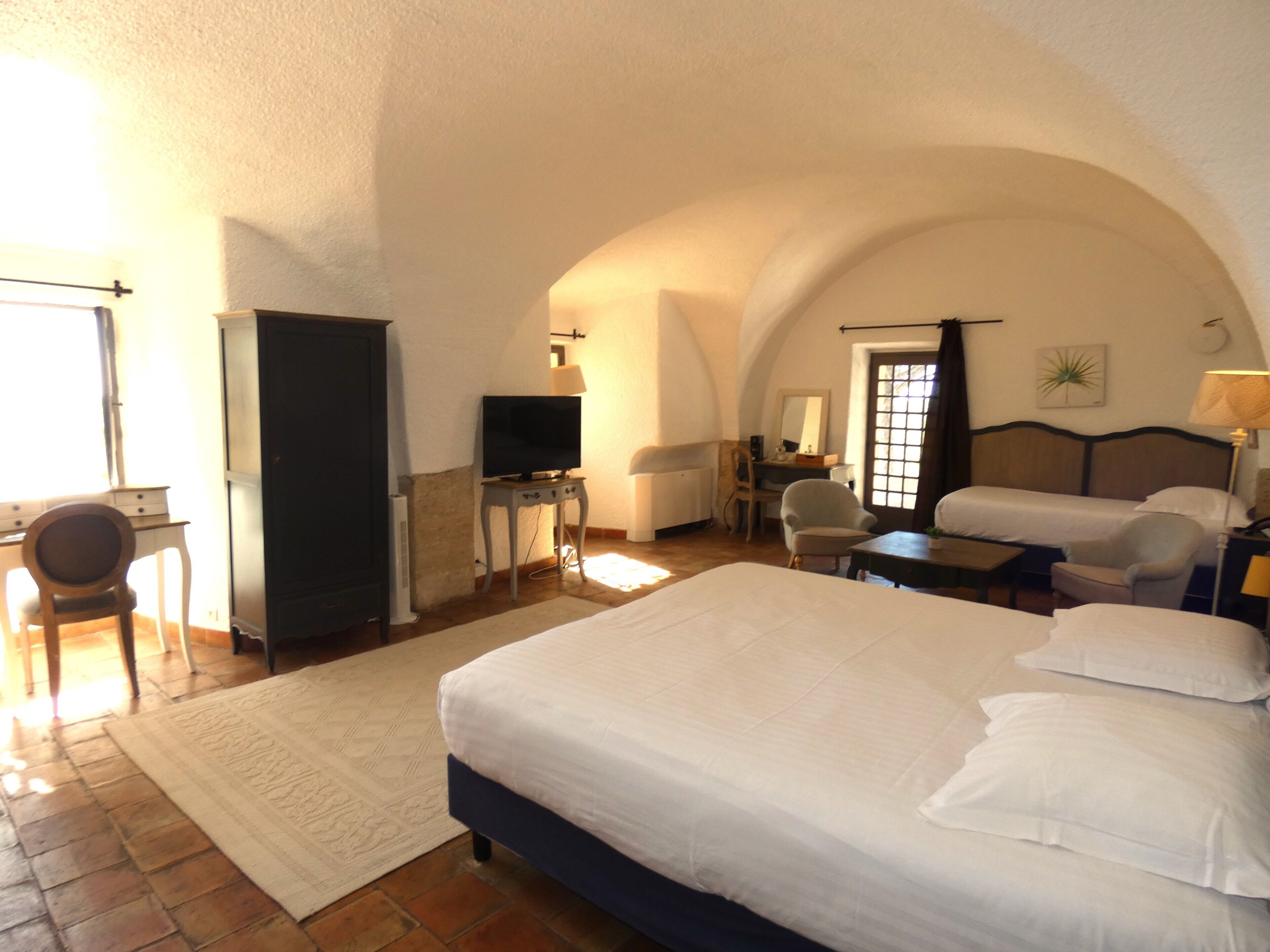 Familjesvit | Sängtillbehör av högsta kvalitet och värdeförvaringsskåp på rummet