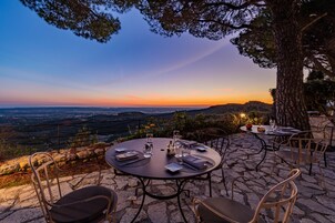 Se sirven cenas y cocina francesa, con vista al jardín 