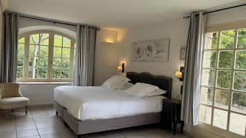 Literie de qualité supérieure, coffres-forts dans les chambres, bureau