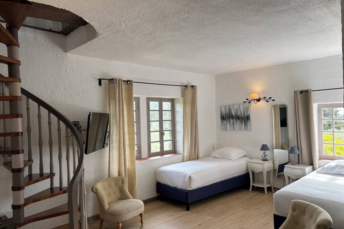 deluxe suite | 1 bedroom, premium bedding, in-room safe, desk