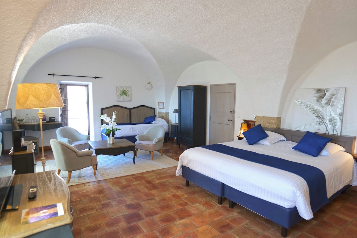 Suite familiar | Ropa de cama de alta calidad y caja de seguridad en la habitación