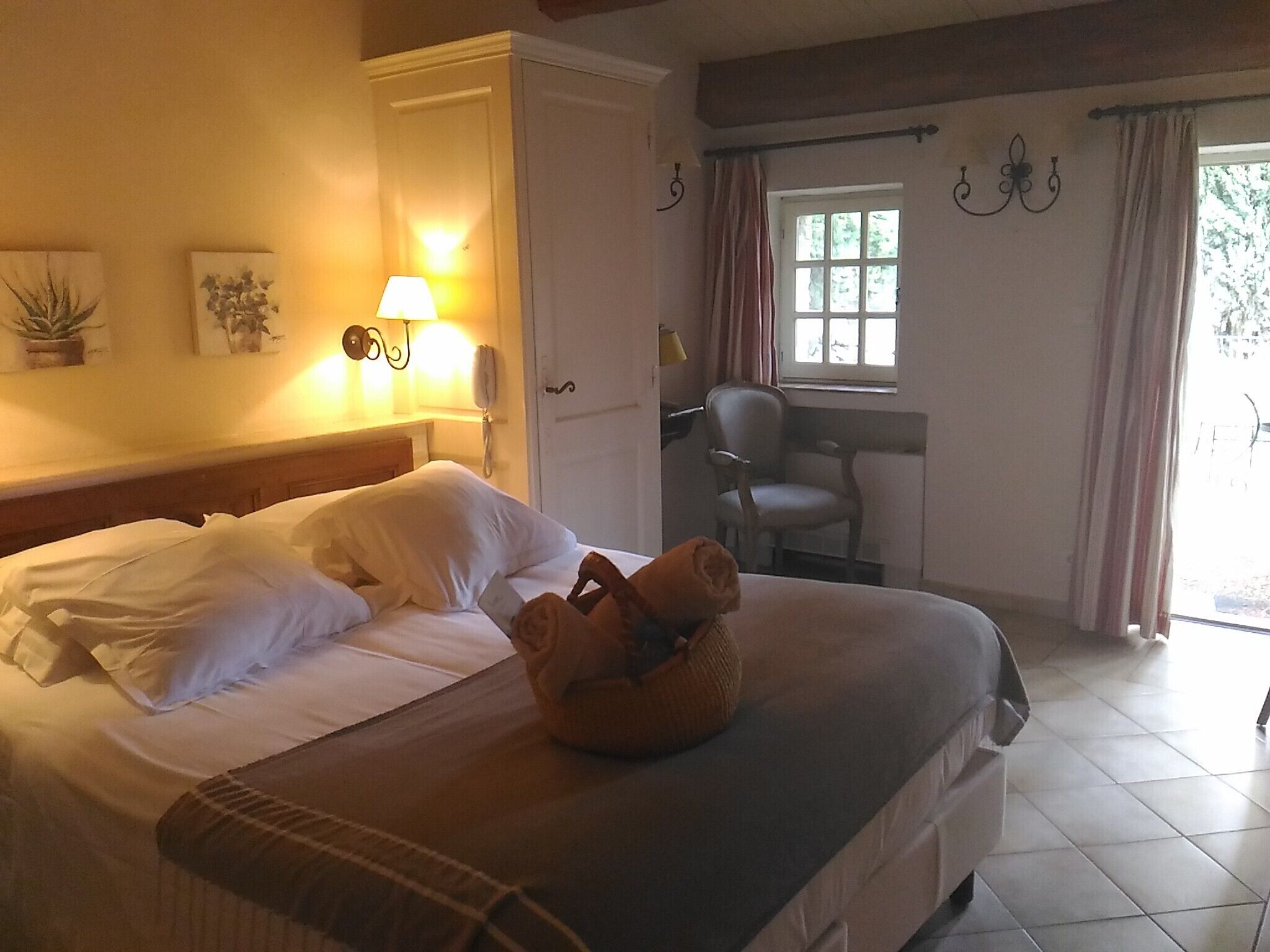 Traditional-Doppelzimmer | Hochwertige Bettwaren, Zimmersafe, Schreibtisch, schallisolierte Zimmer