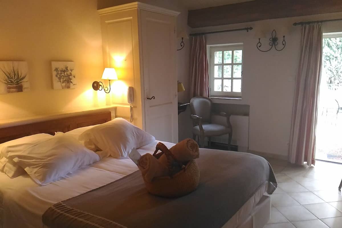 Traditional-Doppelzimmer | Hochwertige Bettwaren, Zimmersafe, Schreibtisch, schallisolierte Zimmer