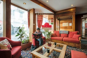 Lobby sitting area - La Croix-Blanche (Chamonix-Mont-Blanc)