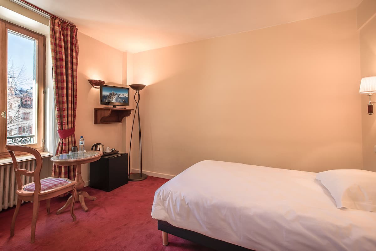 Chambre Simple Standard | In-room safe, blackout drapes, soundproofing, free WiFi