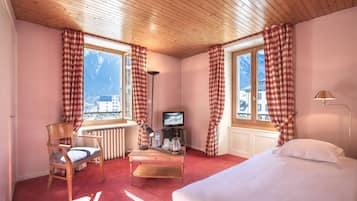 Room (Mont Blanc up to 3 adults) | Living area | TV