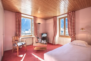 Zimmer (Mont Blanc up to 3 adults) | Wohnbereich | Fernseher
