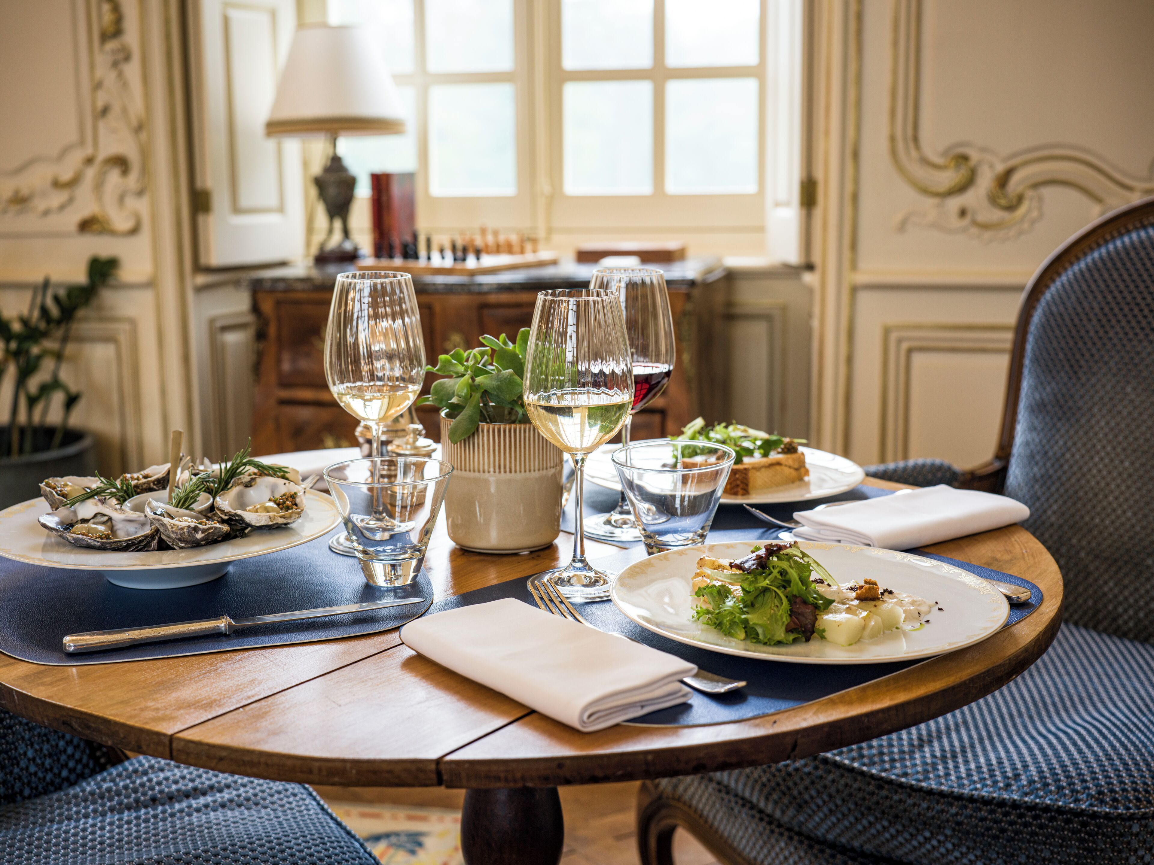 2 restaurants, breakfast, dinner served; french cuisine