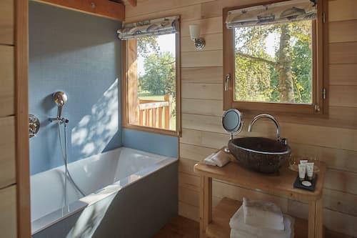 Luxury Tree House | Bathroom | Free toiletries, slippers, towels