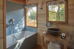 Cabane Perchée de Luxe | Salle de bain | Articles de toilette (gratuits), pantoufles, serviettes fournies