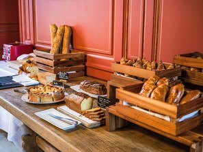 Se ofrece un desayuno bufé todos los días (por un coste adicional)