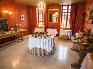 Frukostbuffé varje dag (EUR 38 per person)