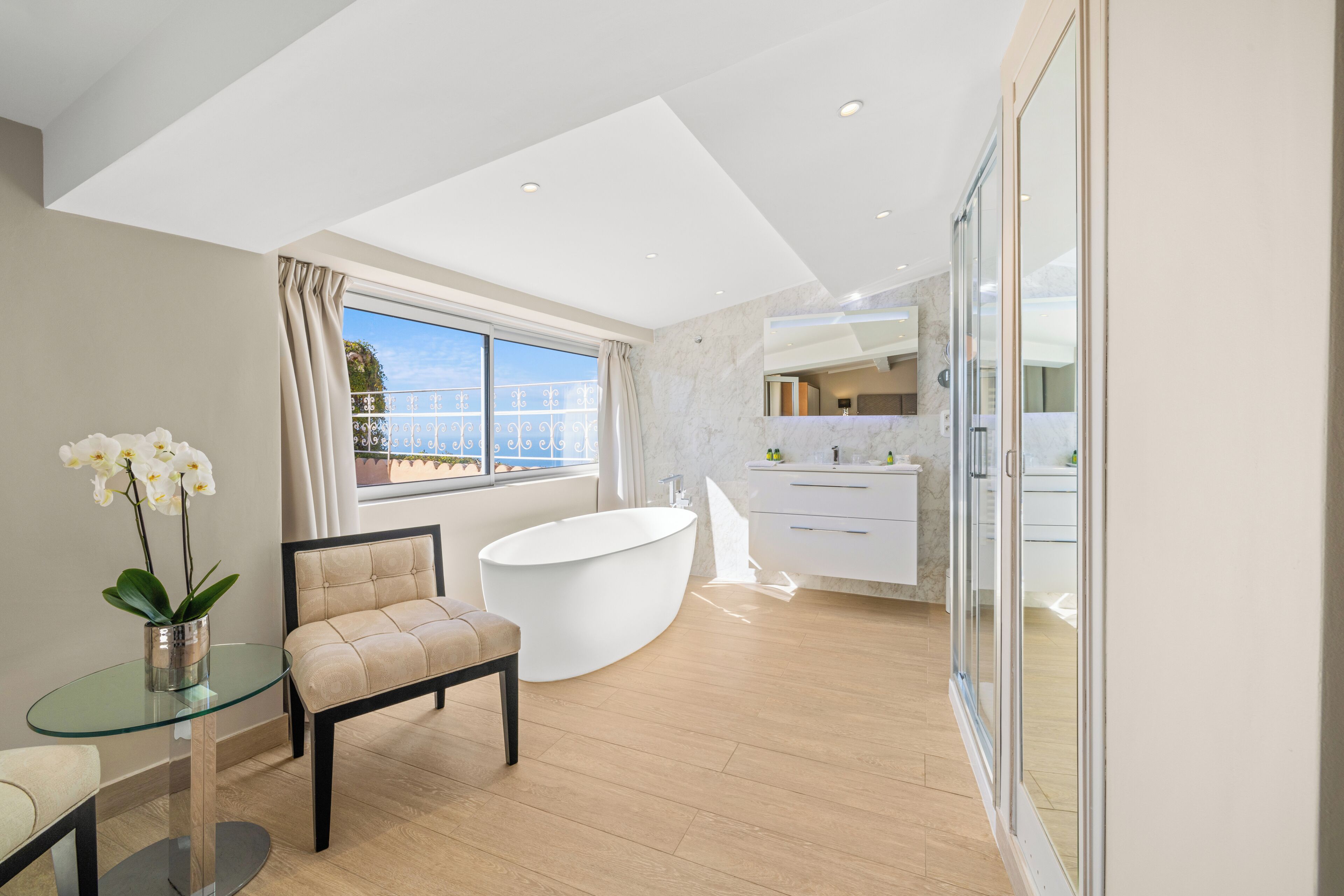 superior double room, partial sea view | bathroom | free toiletries, hair dryer, bathrobes, slippers