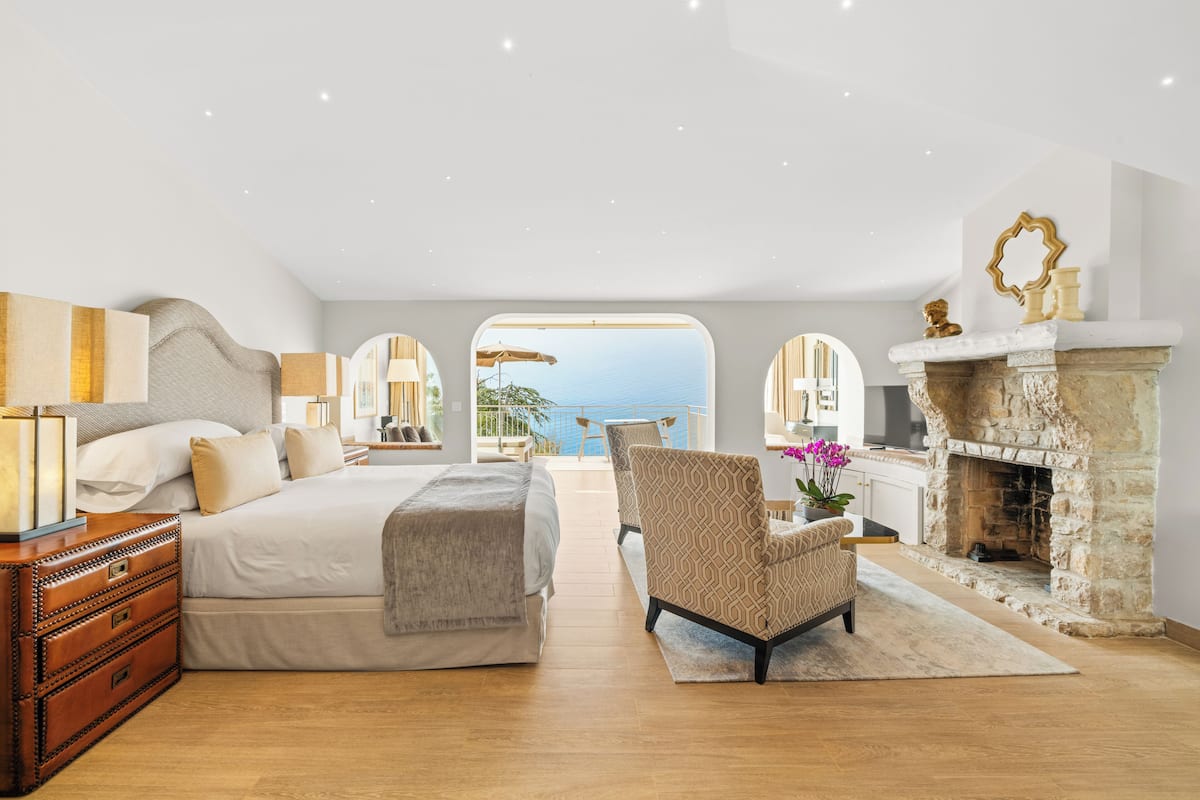 Premium Suite, 1 Bedroom, Sea View | Minibar, in-room safe, soundproofing, iron/ironing board