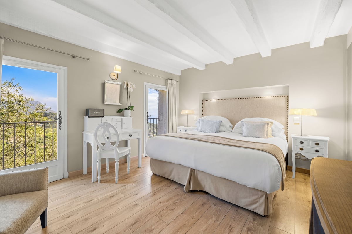 Traditional Double Room, Mountain View | Minibar, in-room safe, soundproofing, iron/ironing board