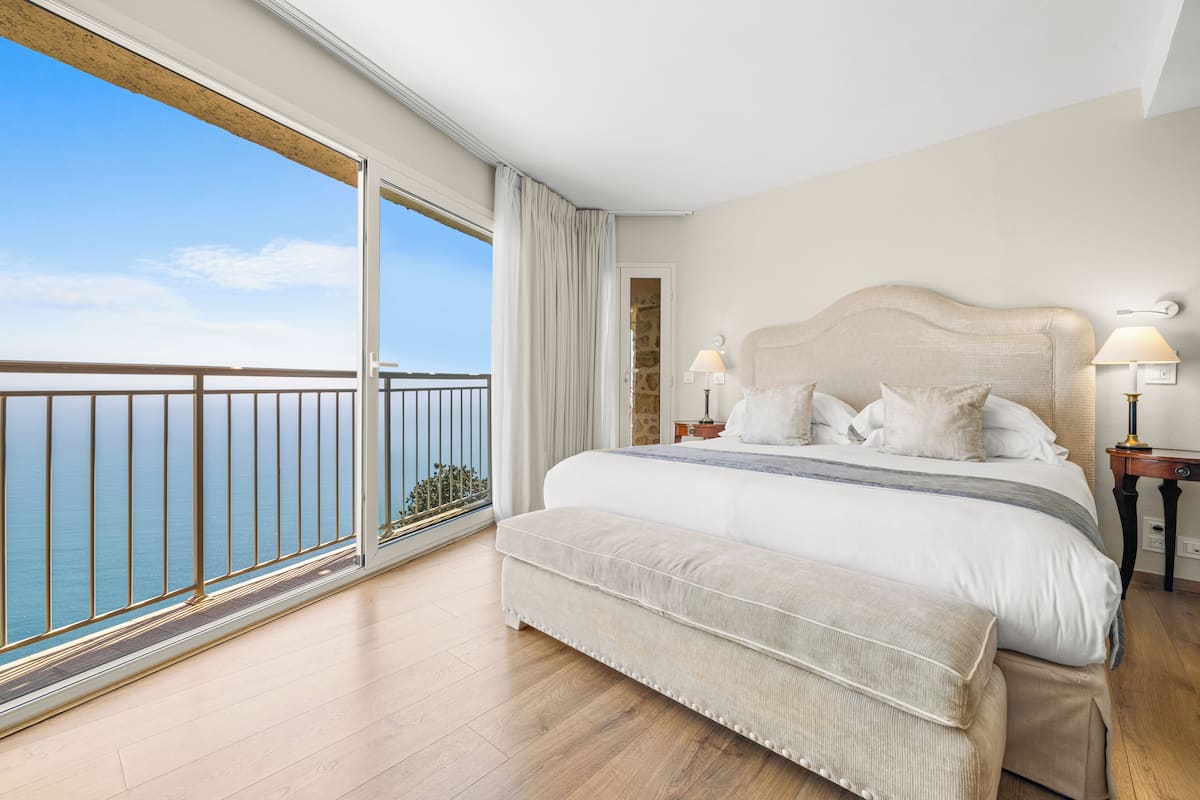 Deluxe Double Room, Sea View | Minibar, in-room safe, soundproofing, iron/ironing board
