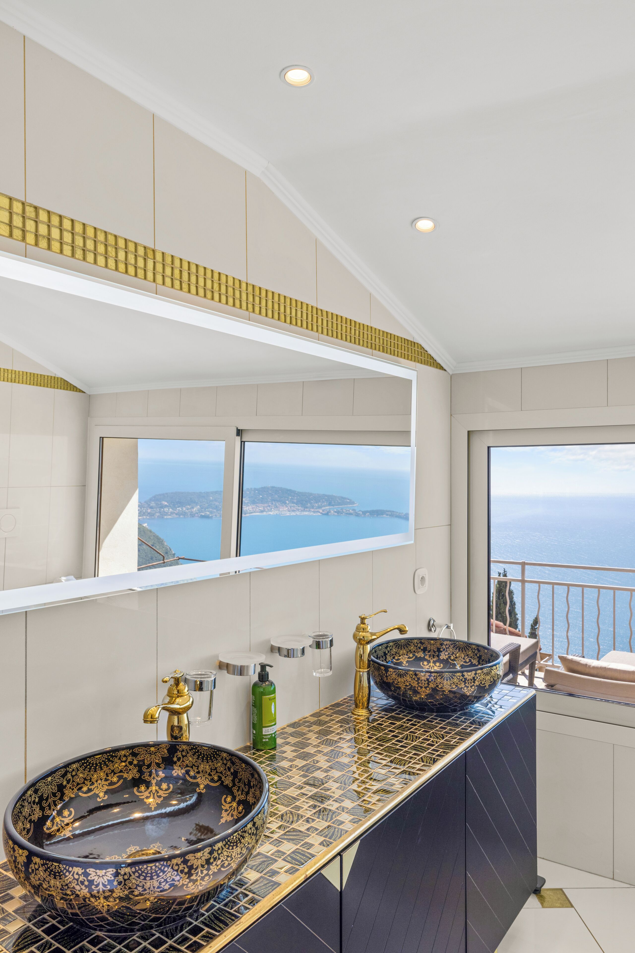 deluxe double room, sea view | bathroom | free toiletries, hair dryer, bathrobes, slippers