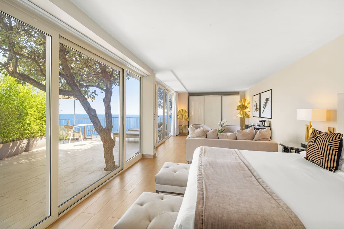Executive Suite | Minibar, in-room safe, soundproofing, iron/ironing board
