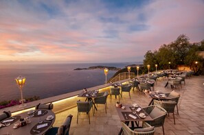 3 restaurants, lunch, dinner served; Mediterranean cuisine - Chateau De La Chevre D Or (Èze)