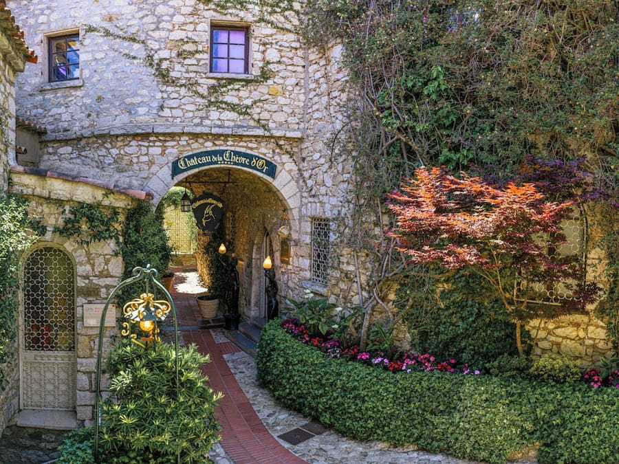 Un edificio de piedra con un arco que dice "Château de Chevre d'Or".