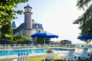 Piscine intérieure, piscine extérieure en saison, parasols