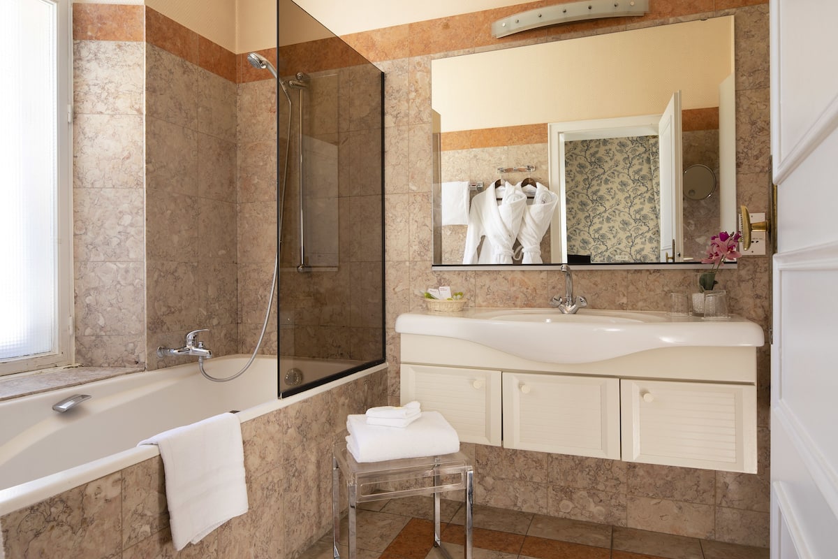 combined shower/bathtub, free toiletries, hair dryer, bathrobes