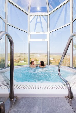 Indoor spa tub - Château d'Isenbourg (Rouffach)