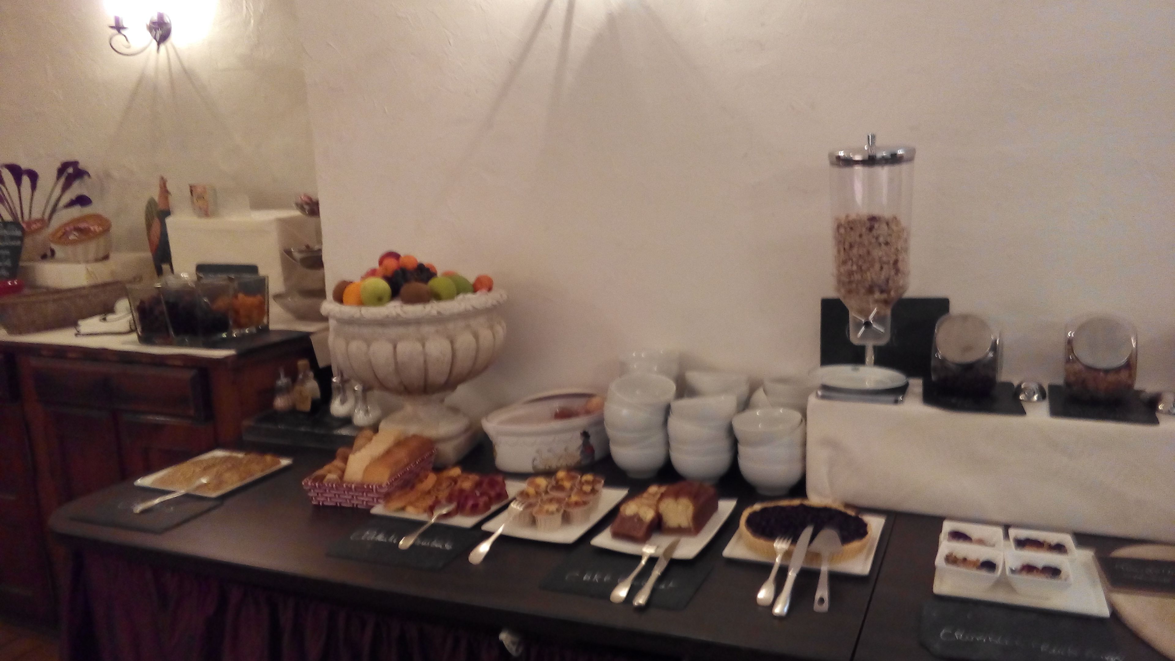 Ein reichhaltiges Buffet mit verschiedenen Speisen und einer Obstschale.
