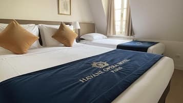 Driepersoonskamer | Een bureau, verduisterende gordijnen, geluiddichte muren, gratis wifi