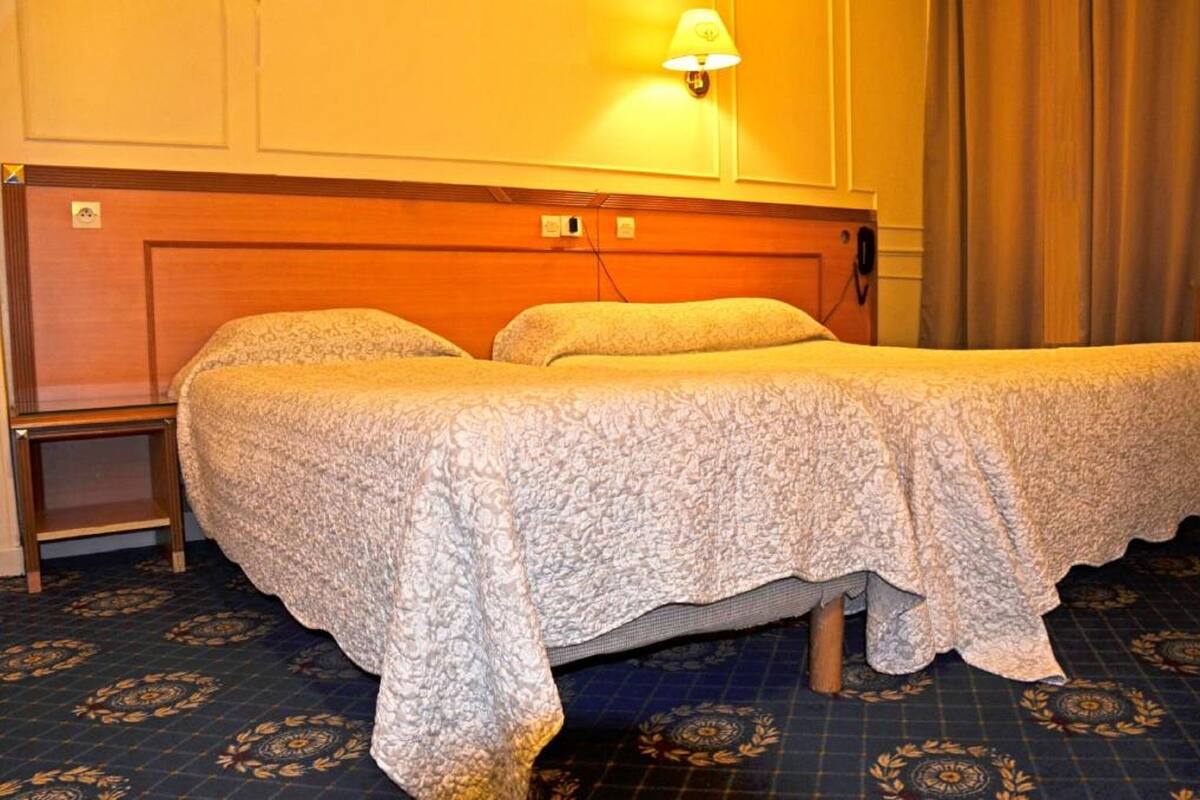 Triple Room | Desk, blackout curtains, soundproofing, free WiFi