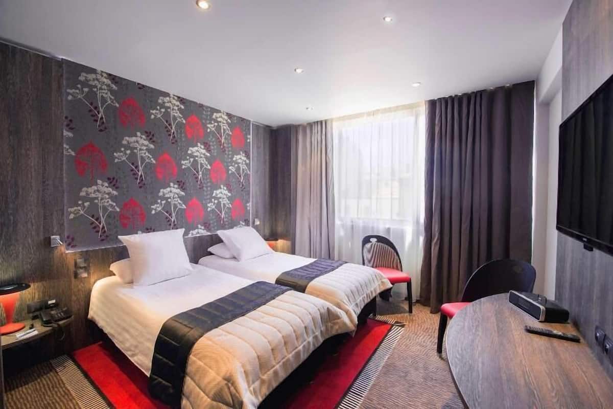 Premium bedding, free minibar, in-room safe, desk