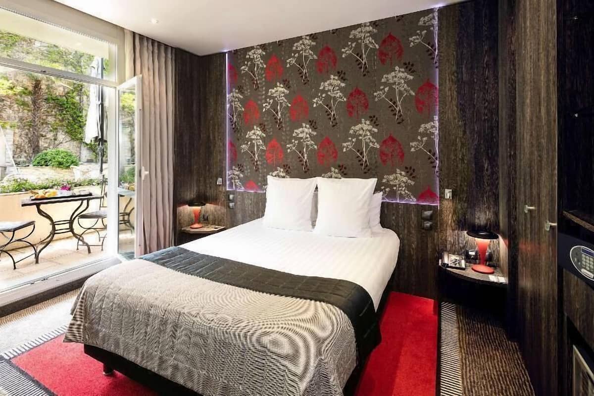 Premium bedding, free minibar, in-room safe, desk