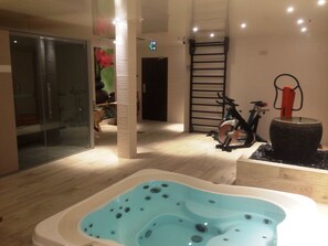 Indoor spa tub