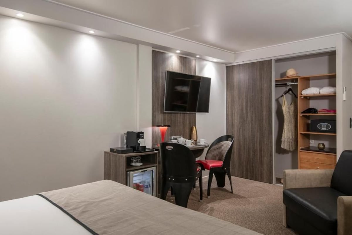 Sengetøy av topp kvalitet, minibar (inkludert) og safe på rommet